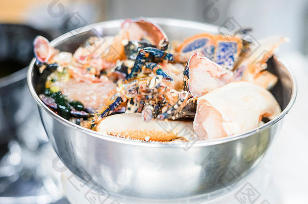 银碗里的五颜六色的龙虾准备炖菜