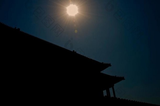 屋顶屋顶传统的中国人建筑的轮廓黑暗蓝色的天空生动的明亮的太阳列瓷砖雕刻动物数据