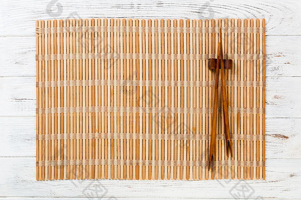 寿司筷子空棕色（的）竹子席木板白色木背景前视图复制空间空亚洲食物背景