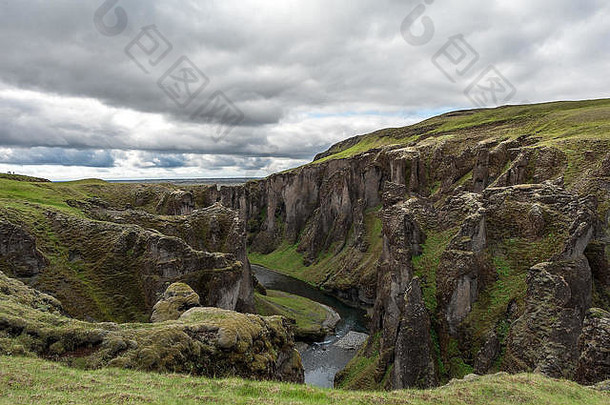Fjaðrárgljúfur是冰岛东南部的一个峡谷，深达100米，长约2公里，有Fjaðrá河。