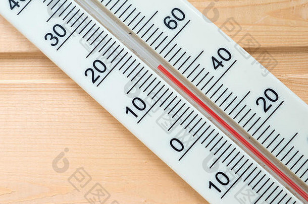 木制背景上的温度计