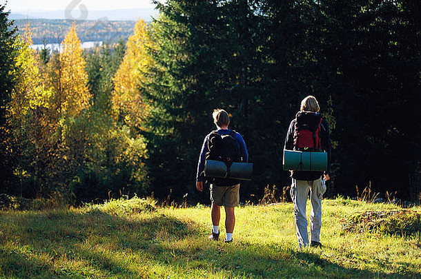 两名徒步旅行者，瑞典瓦尔姆兰。