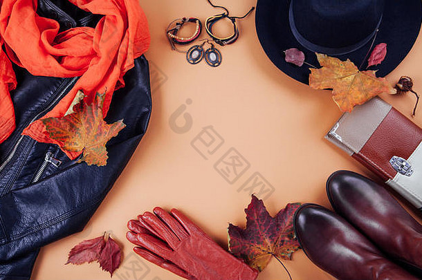<strong>秋季女装</strong>。棕色背景上的一套衣服、鞋子和配件。拷贝空间