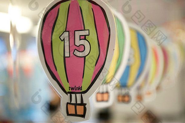 教室中的一系列悬挂气球图形，用于帮助学习数字