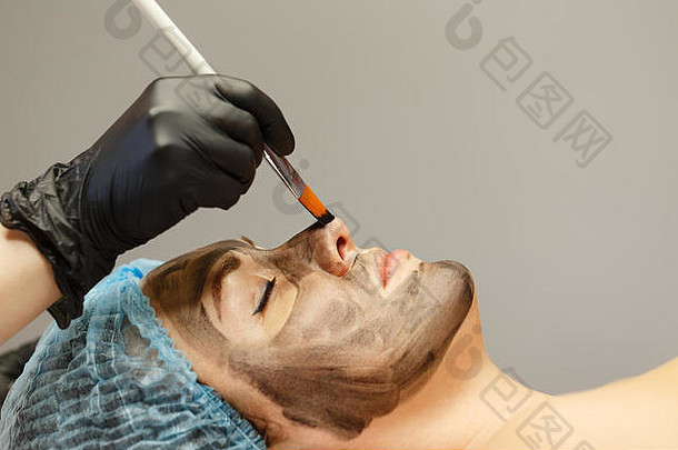 美容师适用于碳nanogel皮<strong>肤</strong>客户的脸准备激光治疗皮<strong>肤</strong>碳脸剥