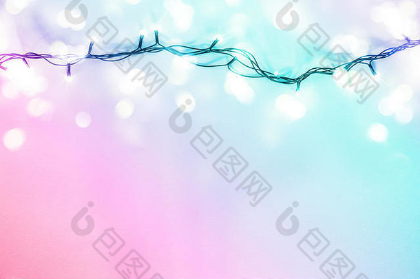 由花环和彩虹霓虹灯组成的节日背景。圣诞派对概念。