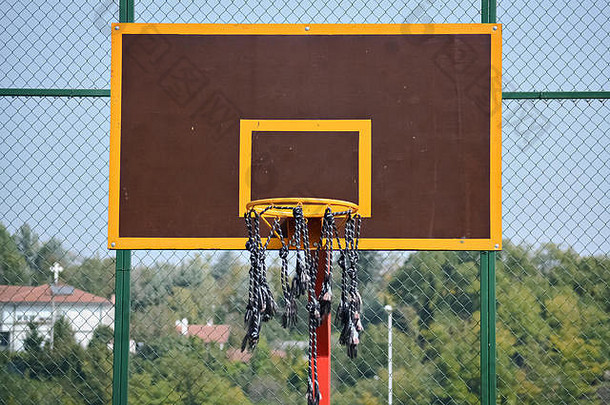运动场上黄色篮球圈的特写镜头