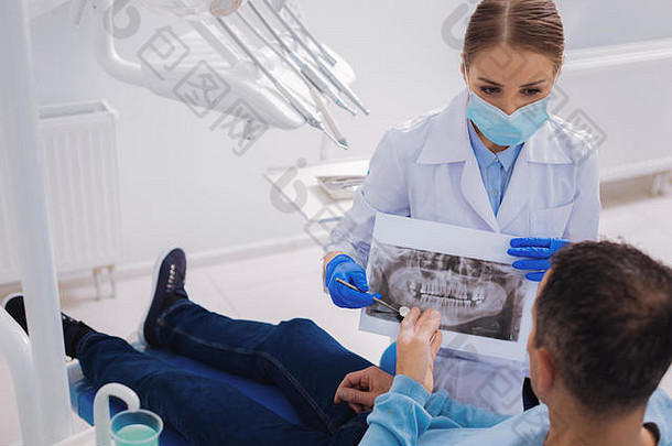 专业牙医显示雷图像病人