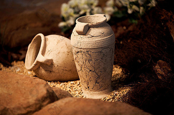 陶瓷花瓶、陶罐、陶罐。旧传统复古陶器-装饰和工艺
