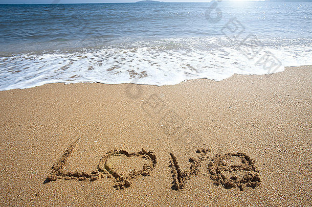 在沙滩上画的爱情文字