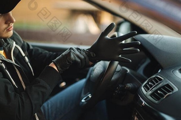 车里的人戴上黑手套保护自己