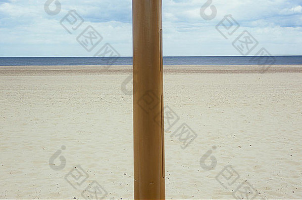视图宽开放空白色桑迪海滩遥远的条灰色海多云的天空平分青铜画波兰