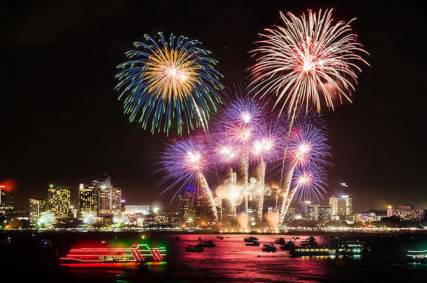 节日色彩斑斓的烟花光天空城市晚上场景假期节日庆祝活动背景