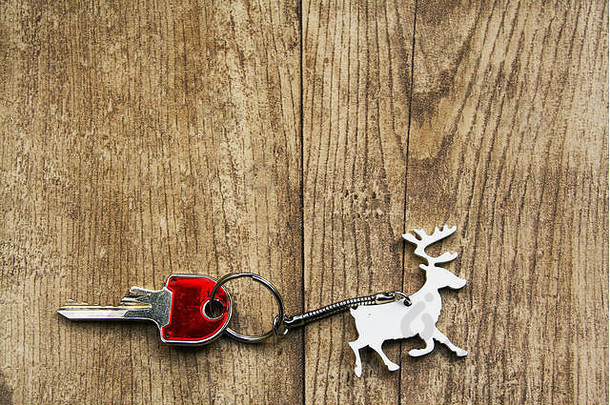 带有<strong>红色</strong>钥匙的驯鹿形状的圣诞钥匙圈