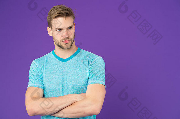 紫色背景的帅哥没刮胡子。阳刚之气概念。手臂肌肉发达的男人自信而强壮。拥有肌肉发达的身<strong>体会</strong>让你更自信吗。强壮而肌肉发达。