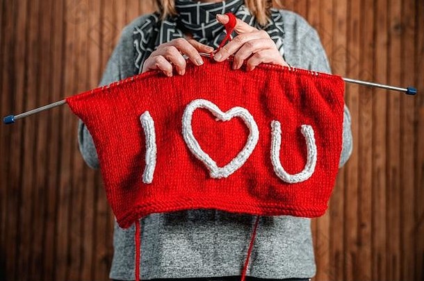 用针线编织我爱你。情人节概念