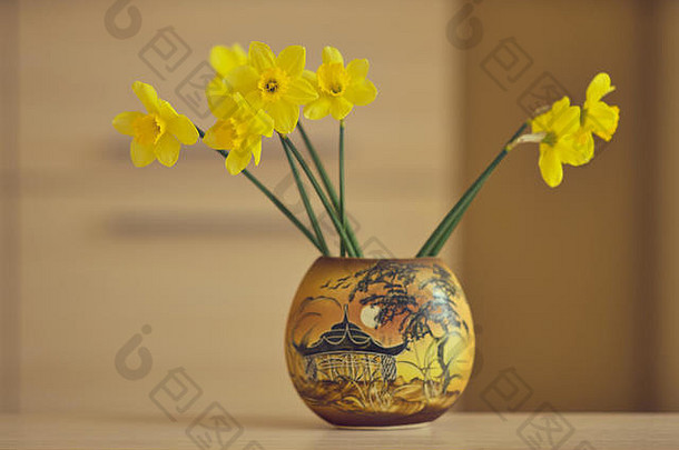 花瓶里的黄色水仙花