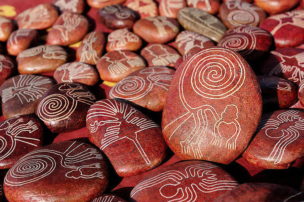 南美洲，纳斯卡画在石头上的线条，作为秘鲁的纪念品在游客中出售
