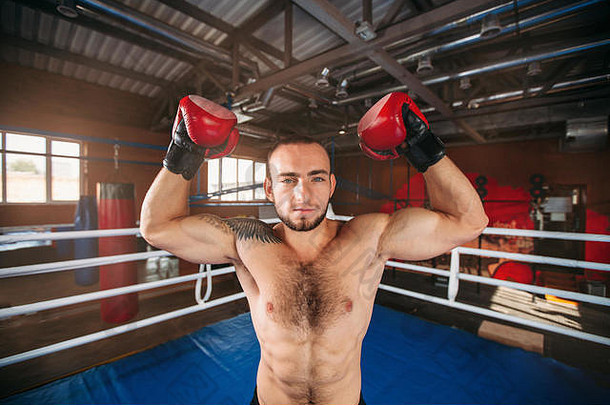 拳击手展示肌肉。