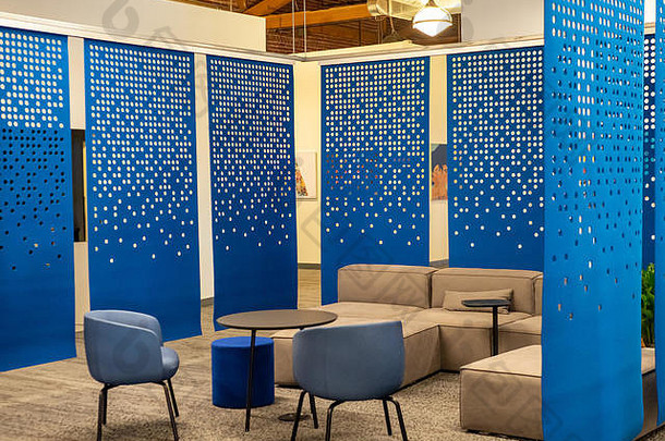 现代的办公环境，有一些蓝色的隔墙和躺椅