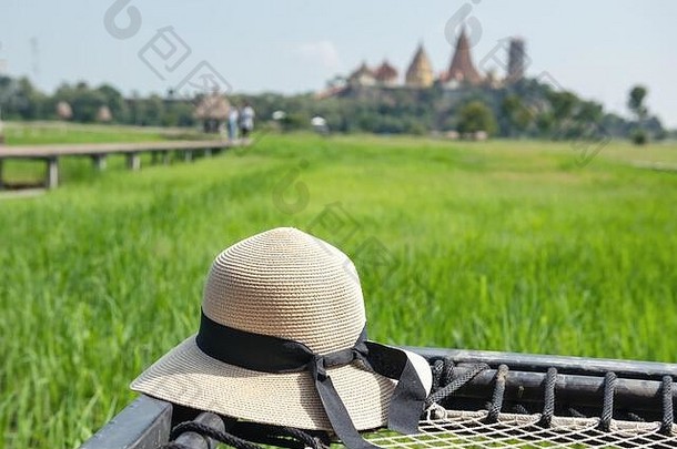 咖啡厅风景秀丽的妇女草帽。休闲旅游场所与休闲活动理念