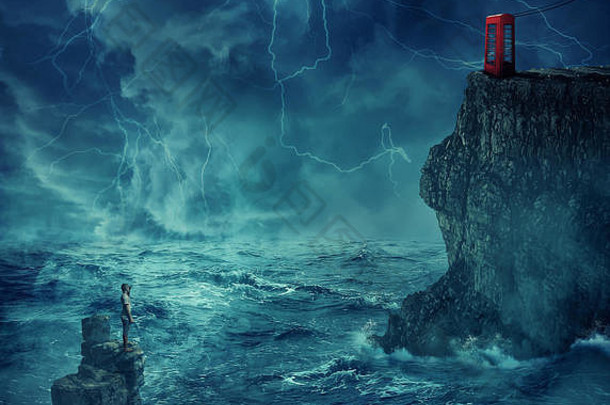 迷失的人被遗弃在海里，站在一个岩石岛上，在一个暴风雨的夜晚，天空中有闪电。用电话亭望着远处的悬崖