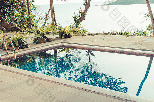 晴朗的蓝色游泳池在热带地区特写。