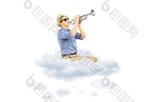 年轻的男音乐家在云端吹小号