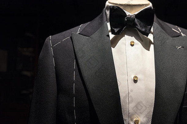 曼尼金定制夹克顶部特写，黑结，衬衫上有亮片纽扣