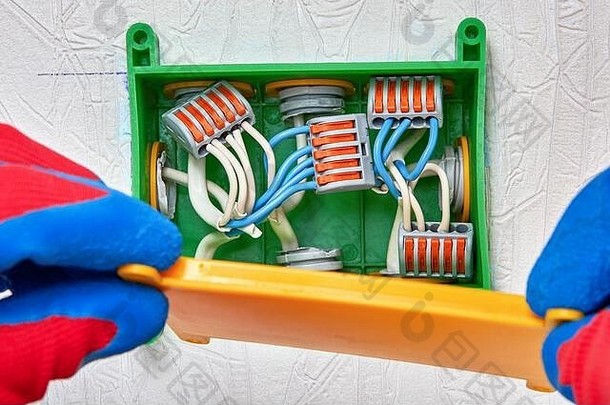 用夹具连接器连接电线。使用带有杠杆夹和弹簧的接线盒在配<strong>电箱</strong>内拼接电缆。A.