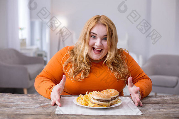 快乐脂肪女人吃薯条三明治