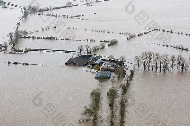 沼泽地附近被洪水包围的农场。除少数居民外，所有居民都已撤离。