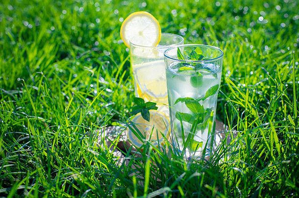 冷饮，绿草上的柠檬水