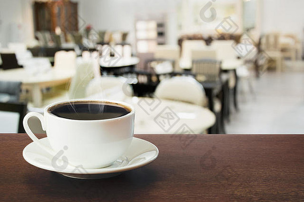 热杯黑色的咖啡桌面咖啡馆在室内关闭