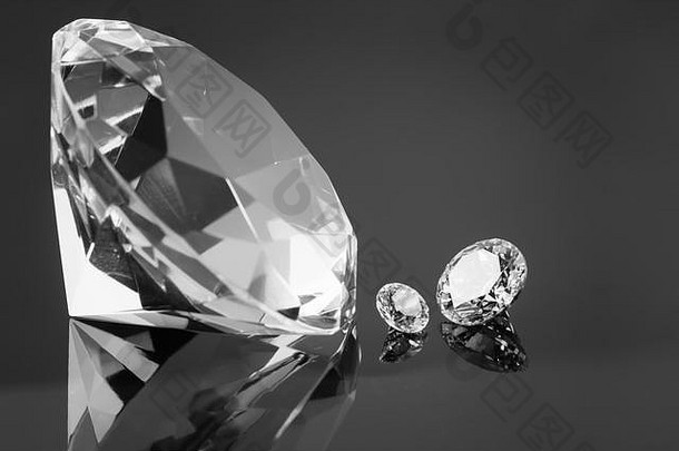 镜面上有巨大的钻石和几颗别致的水晶，微光和闪光BW照片，可自由放置文字。