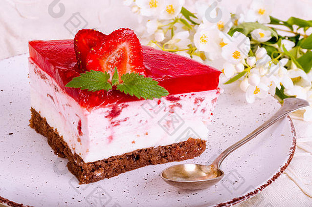 草莓慕斯蛋糕。摄影棚照片