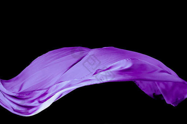 光滑的紫色透明布，隔离在黑色背景上。飞行织物的纹理。