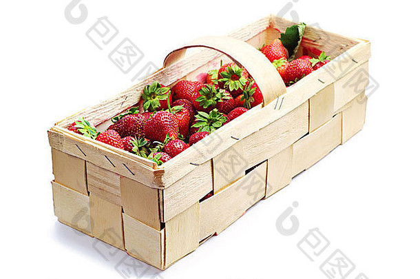 草莓柳条篮子白色背景