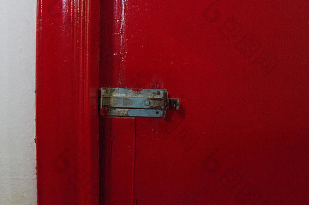红色的门锁。