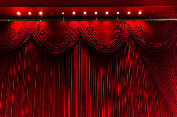 红色的天鹅绒阶段剧院窗帘