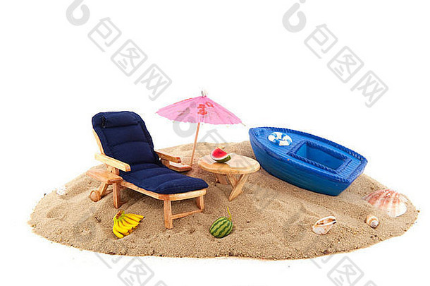 热带私人海滩上的空床