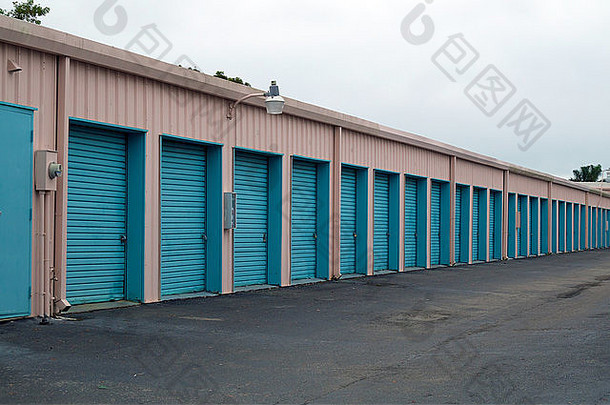 一个存储单元建筑，显示出一排长的门，视角逐渐缩小。