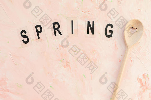 春天词激动人心的勺子粉红色的背景春天假期烹饪庆祝活动概念前视图平躺复制空间