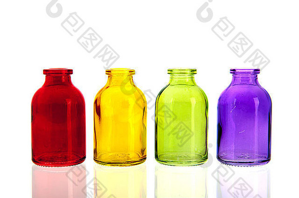 红色、黄色、绿色和紫色的彩色玻璃瓶