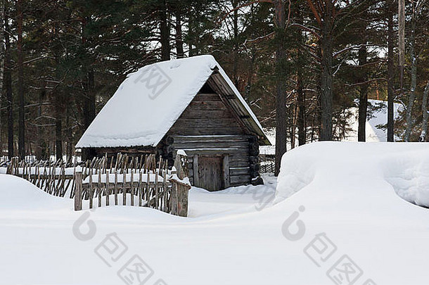 森林里冬天有茅草屋顶的老碉堡。