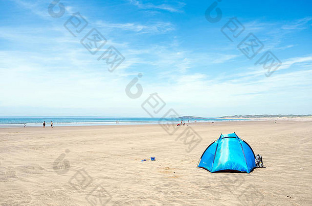 海滩上的帐篷（威尔士罗西利湾）