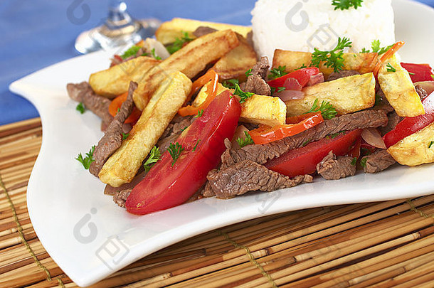 秘<strong>鲁菜</strong>被称为腰跳过使番茄牛肉肉洋葱混合法国薯条服务大米