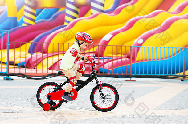快乐的男孩骑自行车娱乐公园快乐无忧无虑的童年有趣的在户外夏天营