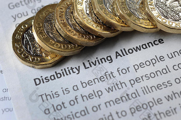 DWP残疾生活津贴传单，附有一英镑，用于为英国老年养老金<strong>领</strong>取者低收入养老金信贷等提供<strong>福利</strong>