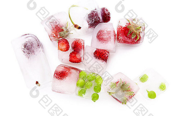 新鲜的美味的夏天水果蔬菜冻冰多维数据集孤立的白色前视图草莓樱桃